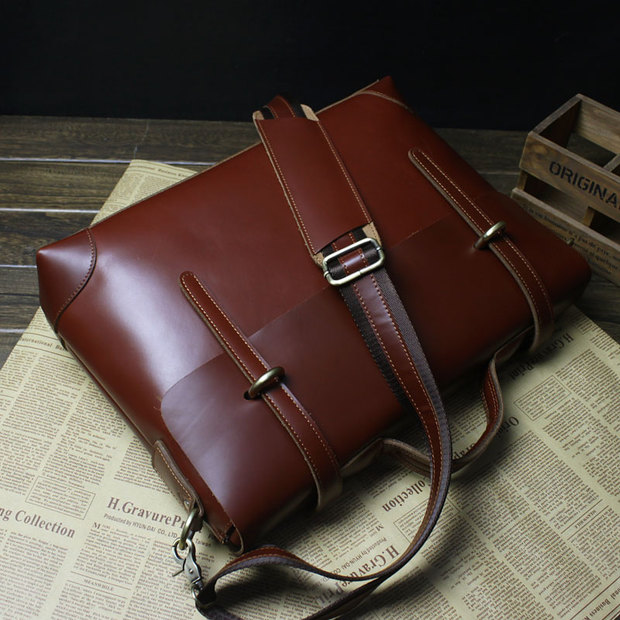 Brown vintage messenger bag buckle and hardware detail